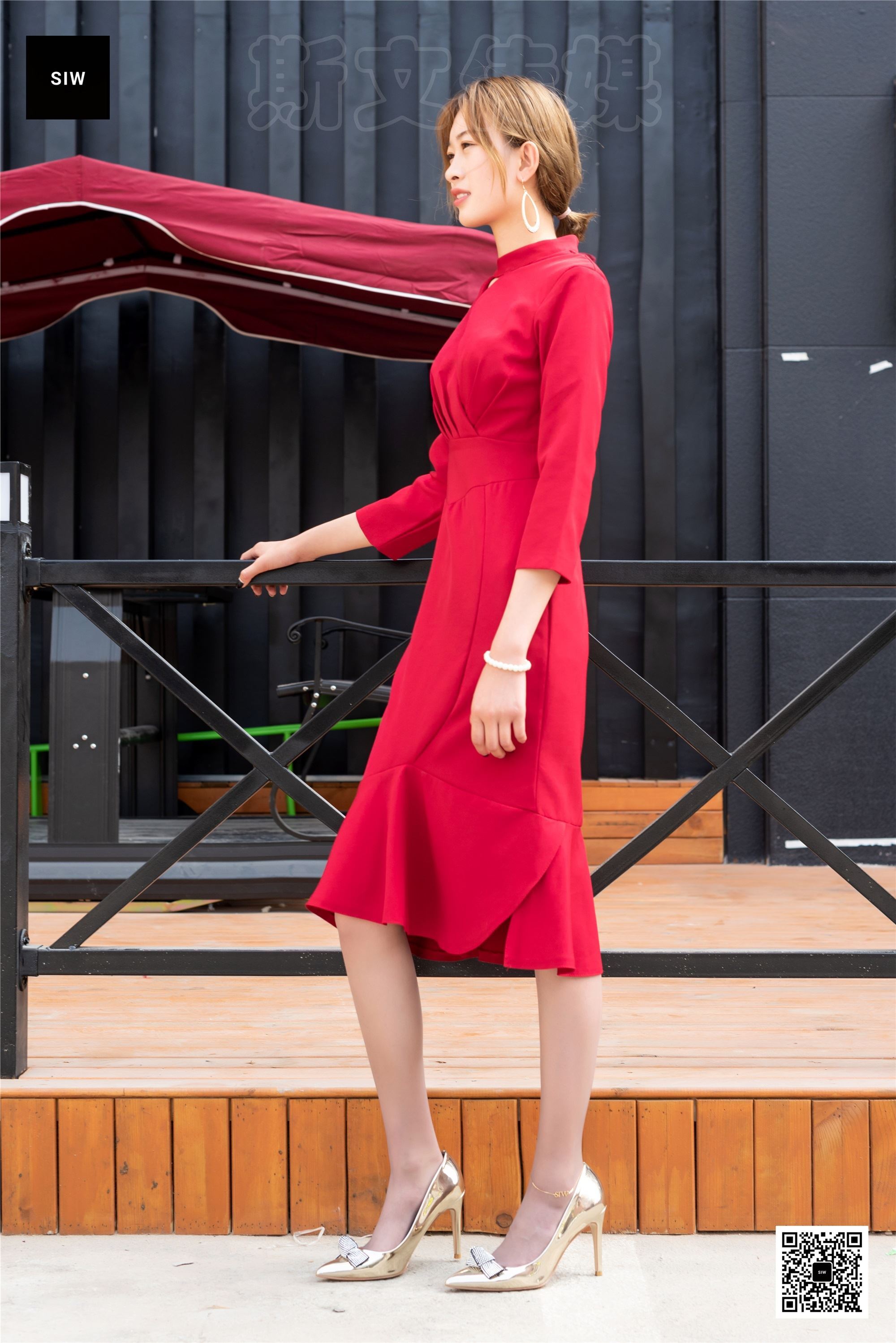 SIW斯文传媒 047 火红立领七分袖别致鱼尾裙 - 新芳